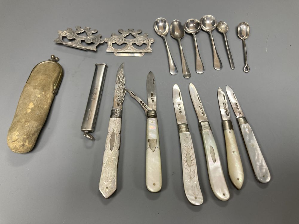 Six assorted early 20th century mother of pearl and silver fruit knives, four small silver condiment spoons, two others, etc.